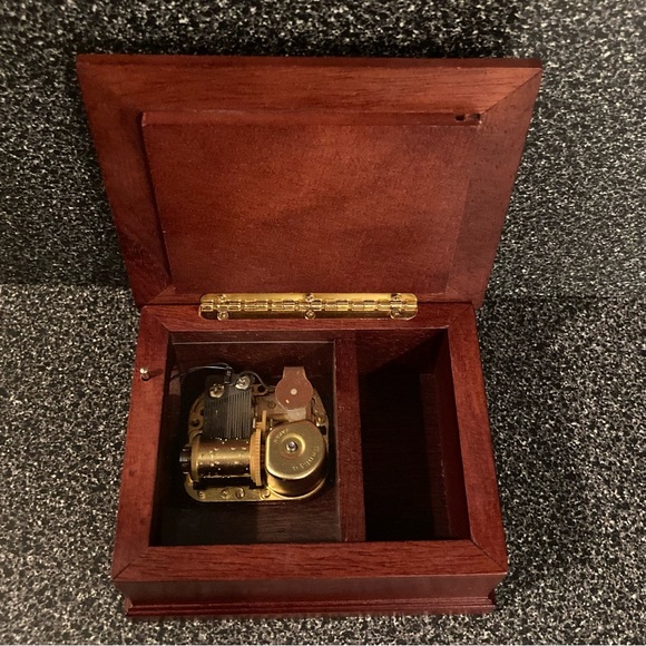 Extremely RARE Music Box “EDELWEISS”, The Sound of Music, Broadway, 1998. - Picture 3 of 12